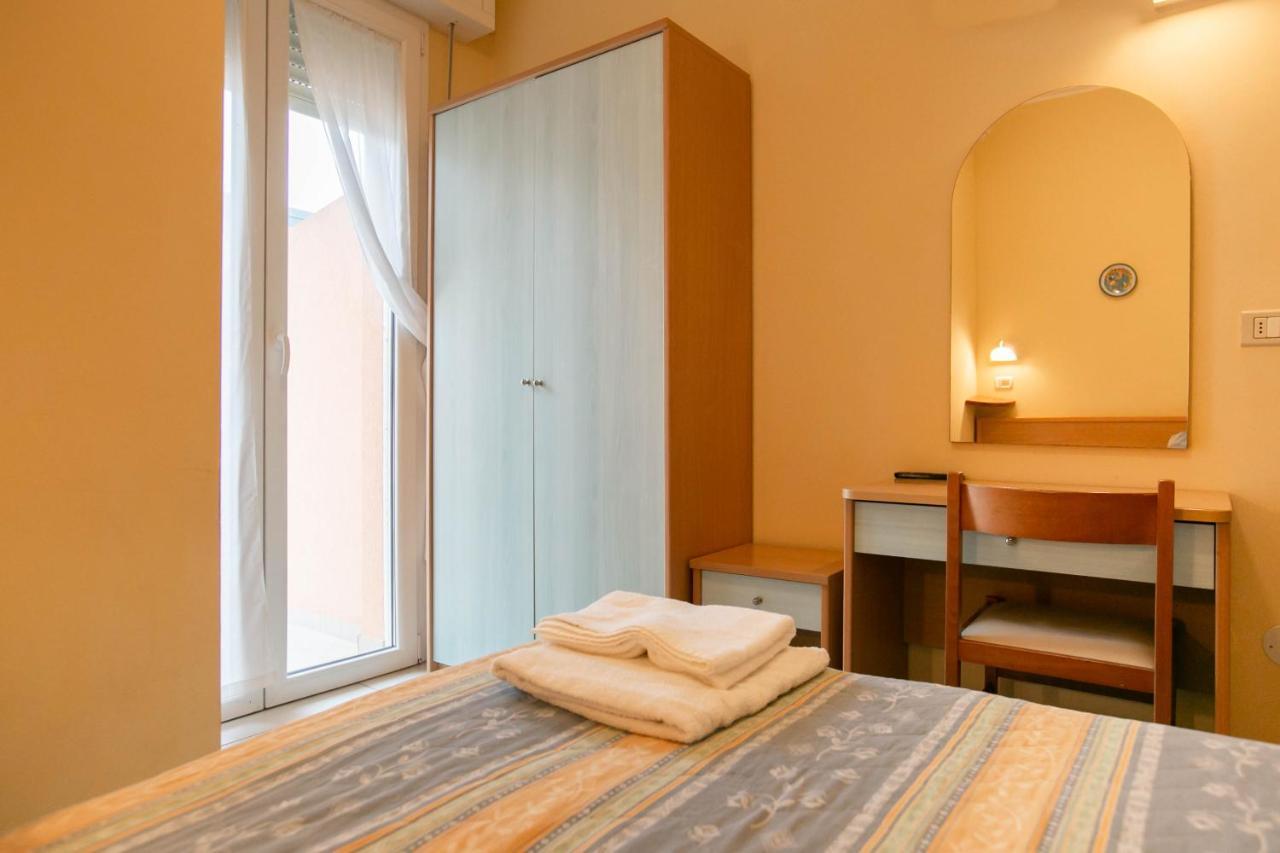 Hotel Valparaiso リミニ エクステリア 写真
