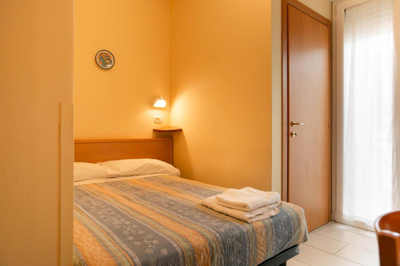 Hotel Valparaiso リミニ エクステリア 写真