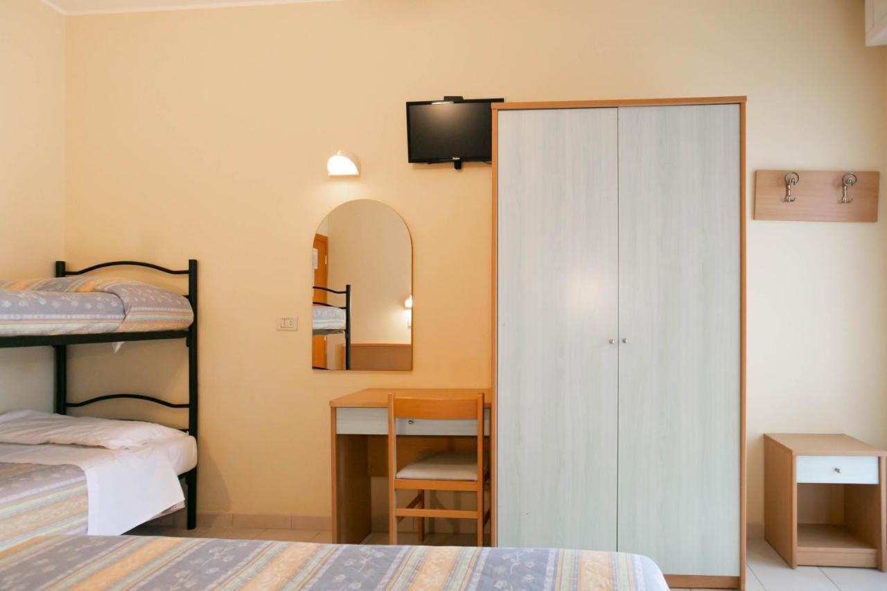 Hotel Valparaiso リミニ エクステリア 写真