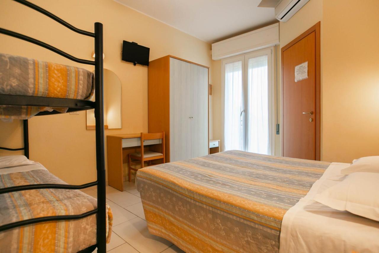 Hotel Valparaiso リミニ エクステリア 写真