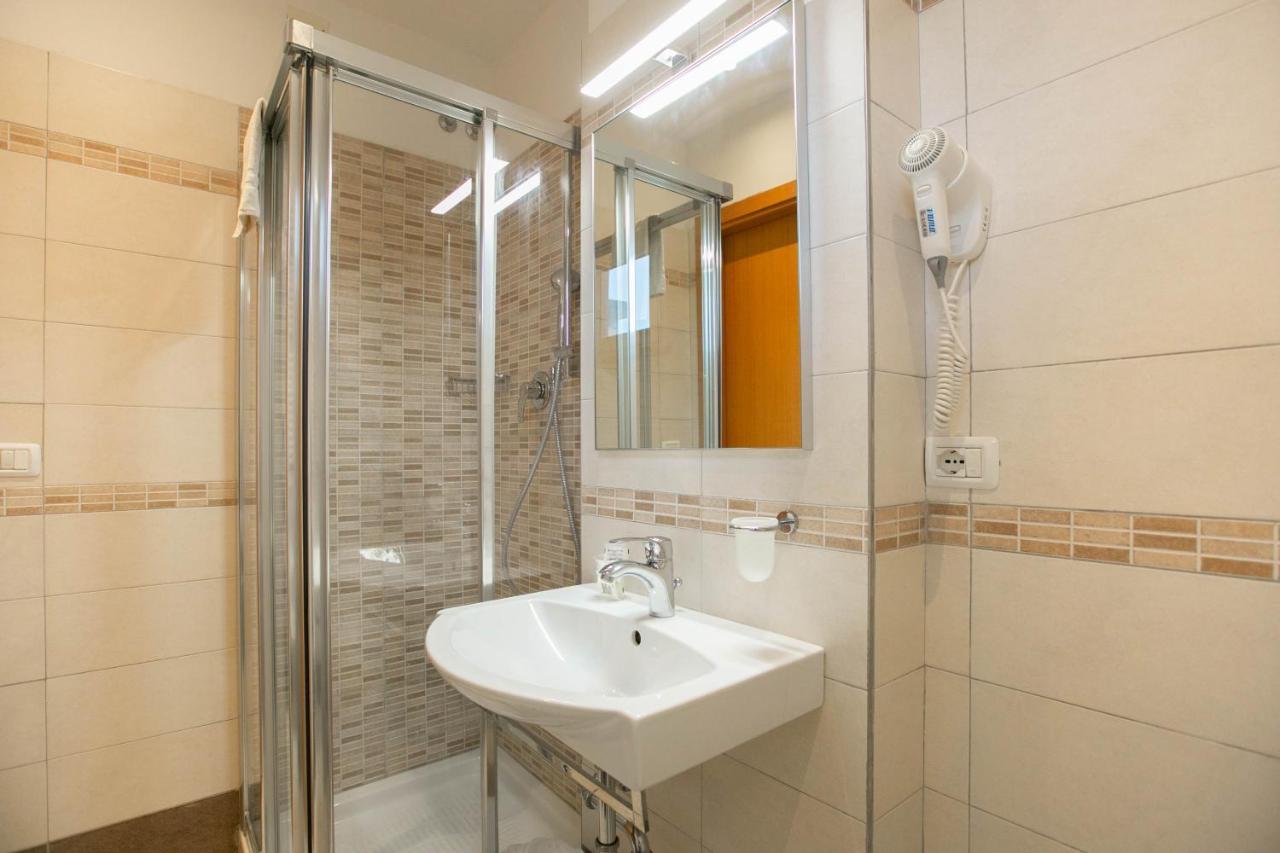 Hotel Valparaiso リミニ エクステリア 写真