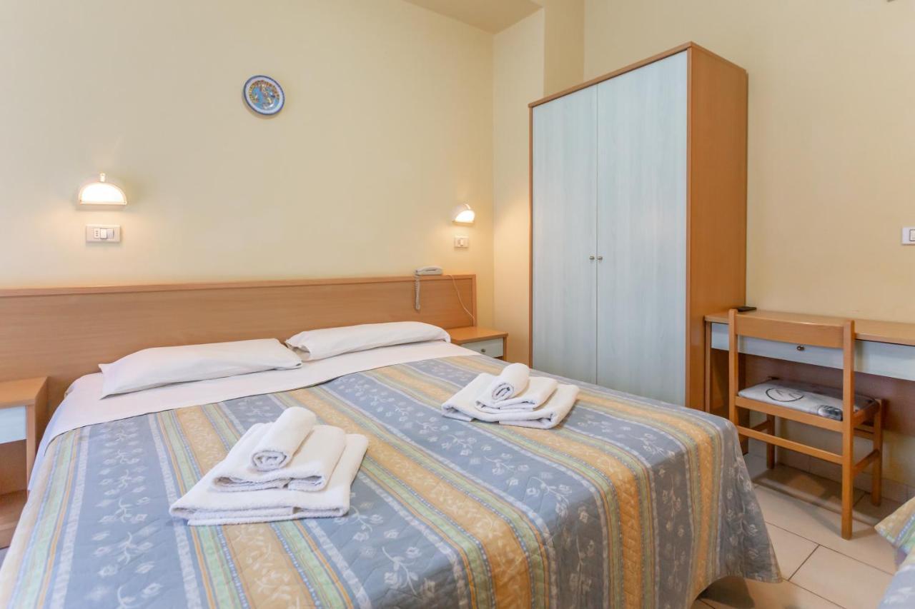Hotel Valparaiso リミニ エクステリア 写真