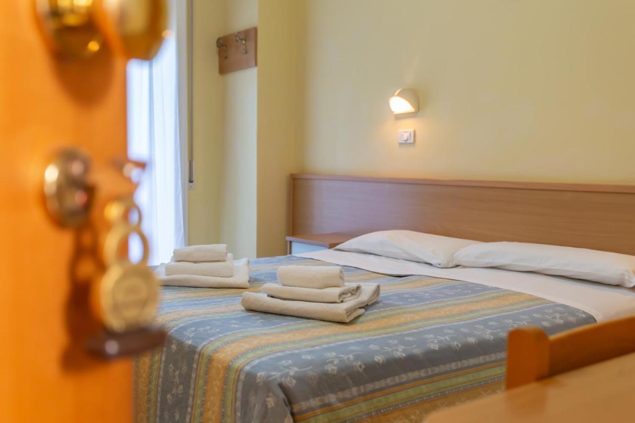Hotel Valparaiso リミニ エクステリア 写真