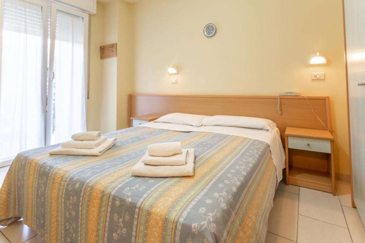 Hotel Valparaiso リミニ エクステリア 写真